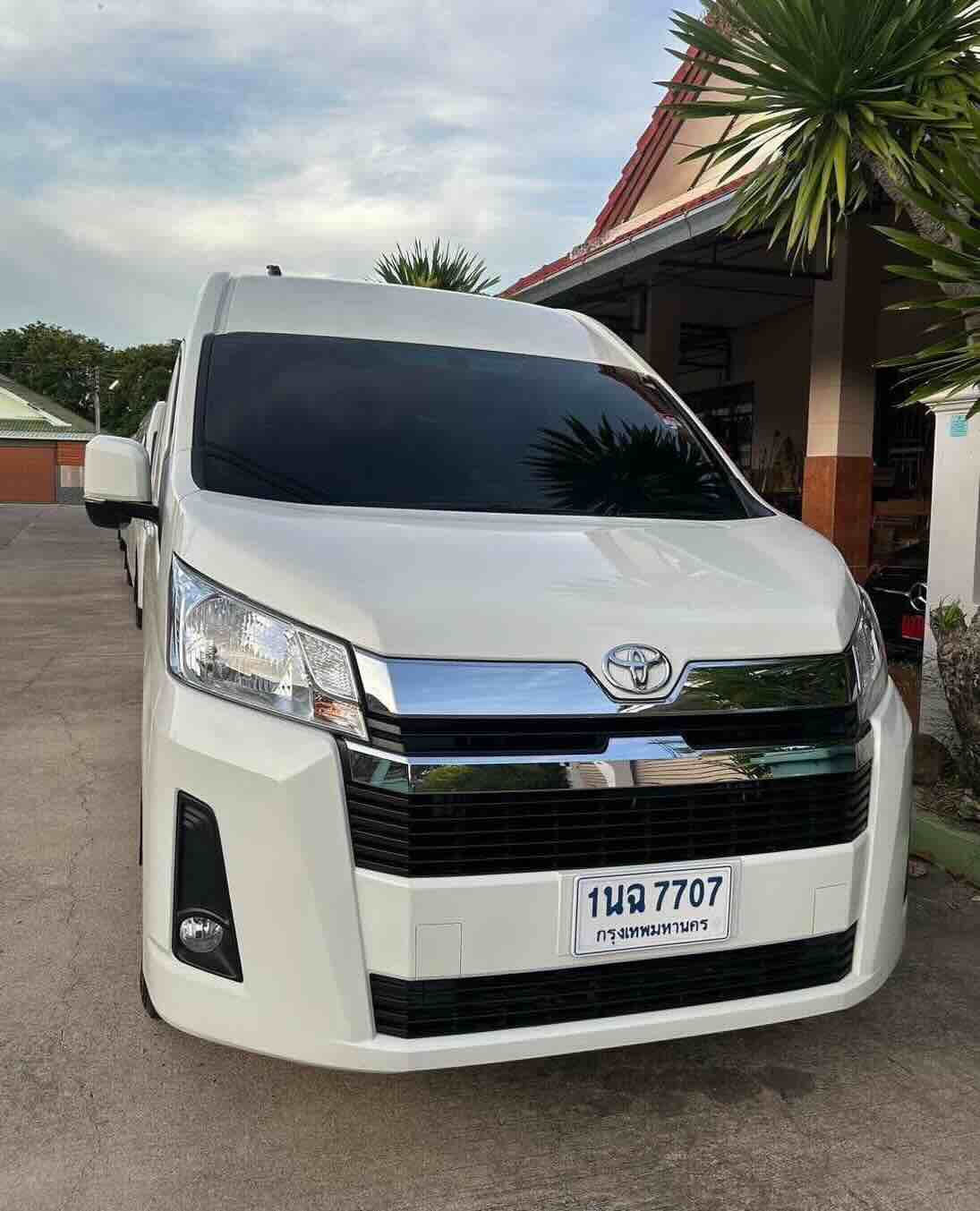 VIP Minivan visa border run to Laos